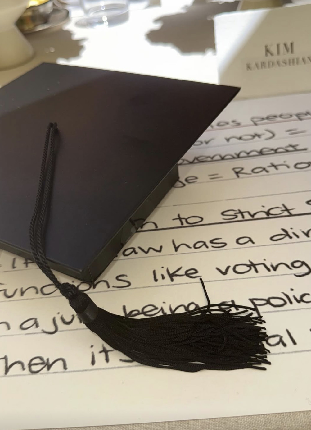 Ким Кардашьян окончила университет 